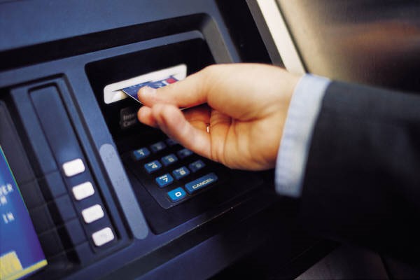 Ngân hàng tăng phí ATM lúc dân rút vài đồng tiêu Tết? 1