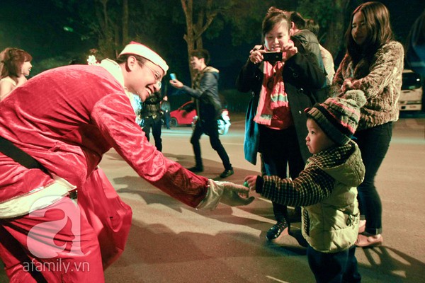 Hà Nội: Chàng trai quỳ gối cầu hôn bạn gái trong đêm Giáng Sinh 1