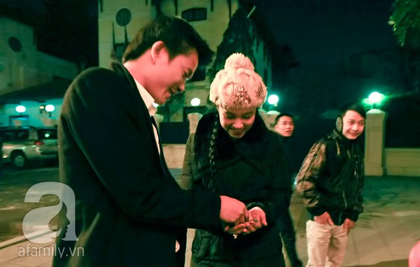 Hà Nội: Chàng trai quỳ gối cầu hôn bạn gái trong đêm Giáng Sinh 8