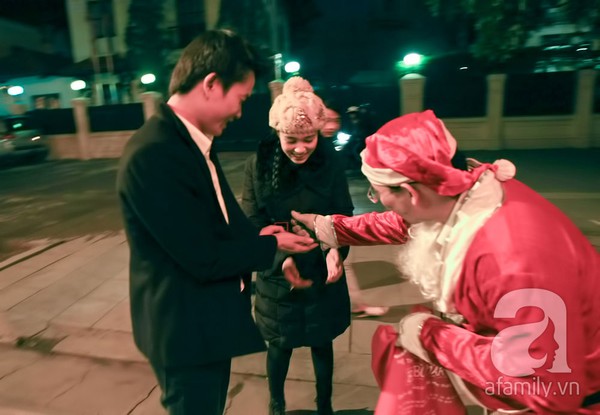 Hà Nội: Chàng trai quỳ gối cầu hôn bạn gái trong đêm Giáng Sinh 9