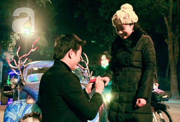 Hà Nội: Chàng trai quỳ gối cầu hôn bạn gái trong đêm Giáng Sinh 5