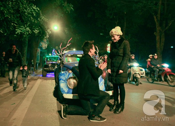 Hà Nội: Chàng trai quỳ gối cầu hôn bạn gái trong đêm Giáng Sinh 3
