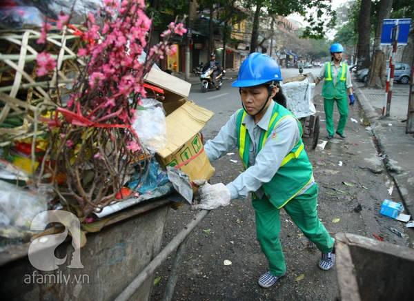 Xúc động bữa cơm tất niên ngoài đường phố của các chị lao công 2