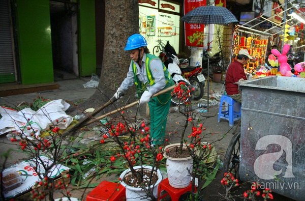 Xúc động bữa cơm tất niên ngoài đường phố của các chị lao công 4