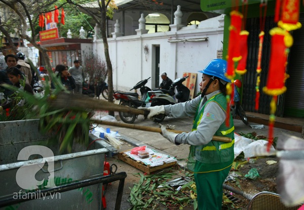 Xúc động bữa cơm tất niên ngoài đường phố của các chị lao công 5