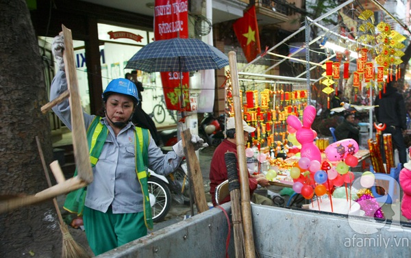 Xúc động bữa cơm tất niên ngoài đường phố của các chị lao công 7