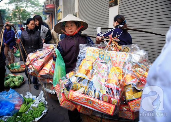 Hà Nội: Người dân chi cả triệu đồng mua cá chép Nhật cúng Ông Công, Ông Táo 8