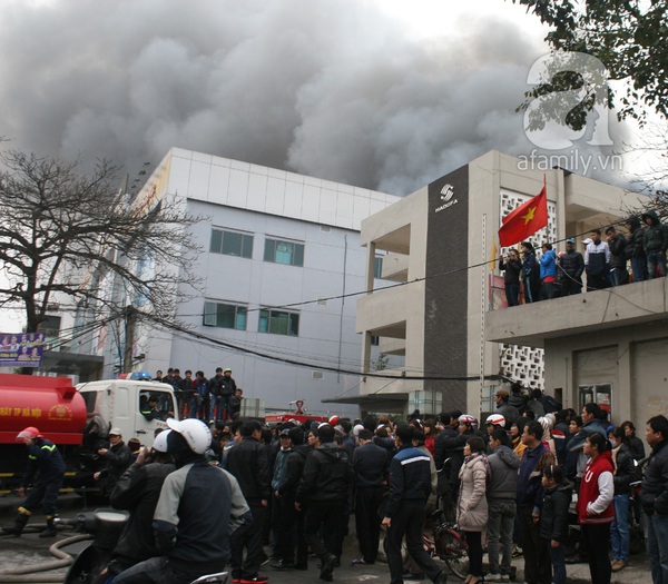 Cháy cực lớn tại khu nhà kho rộng cả nghìn mét vuông trên đường Vạn Phúc - Hà Đông 17