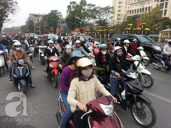 Đường ùn tắc, bến xe vẫn đông nghịt ngày đầu tiên đi làm sau nghỉ Tết nguyên đán 18