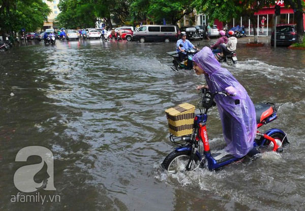 Hà Nội ngập nặng sau trận mưa trắng trời 7