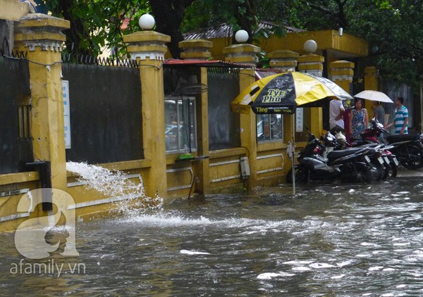 Hà Nội ngập nặng sau trận mưa trắng trời 8