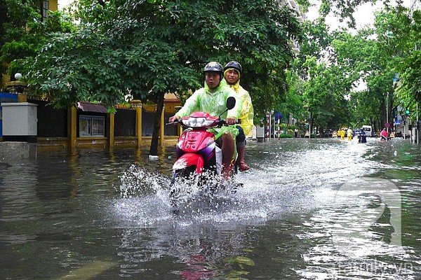 Hà Nội ngập nặng sau trận mưa trắng trời 10