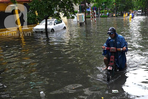 Hà Nội ngập nặng sau trận mưa trắng trời 11