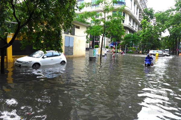 Hà Nội ngập nặng sau trận mưa trắng trời 14