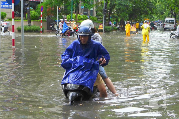 Hà Nội ngập nặng sau trận mưa trắng trời 15