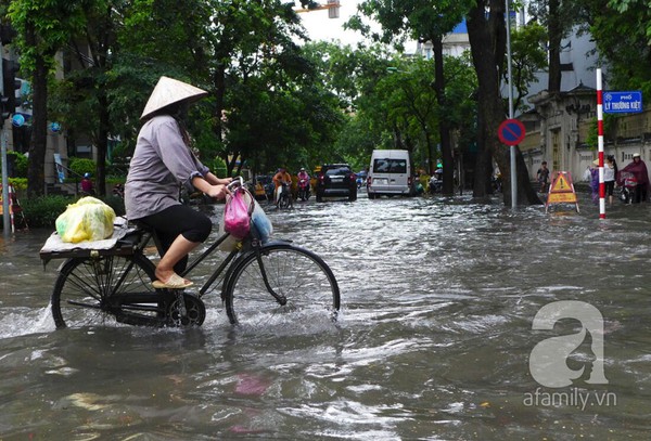 Hà Nội ngập nặng sau trận mưa trắng trời 17