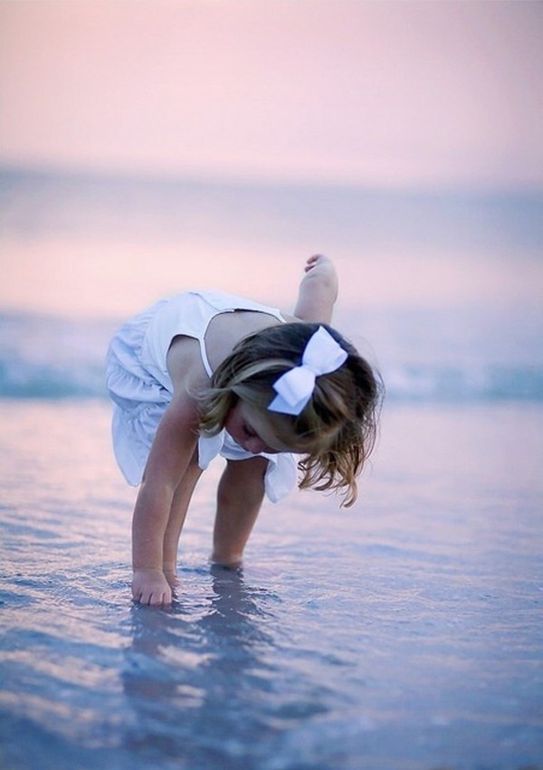 Ngắm khoảnh khắc cực đáng yêu của bé trên bãi biển 13