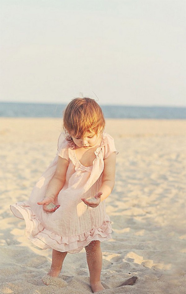 Ngắm khoảnh khắc cực đáng yêu của bé trên bãi biển 17