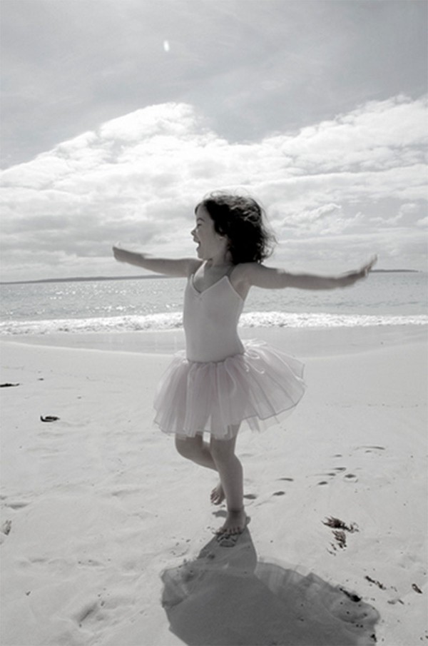 Ngắm khoảnh khắc cực đáng yêu của bé trên bãi biển 15