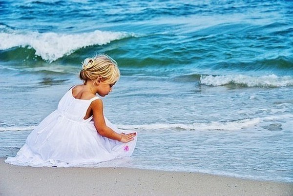 Ngắm khoảnh khắc cực đáng yêu của bé trên bãi biển 20