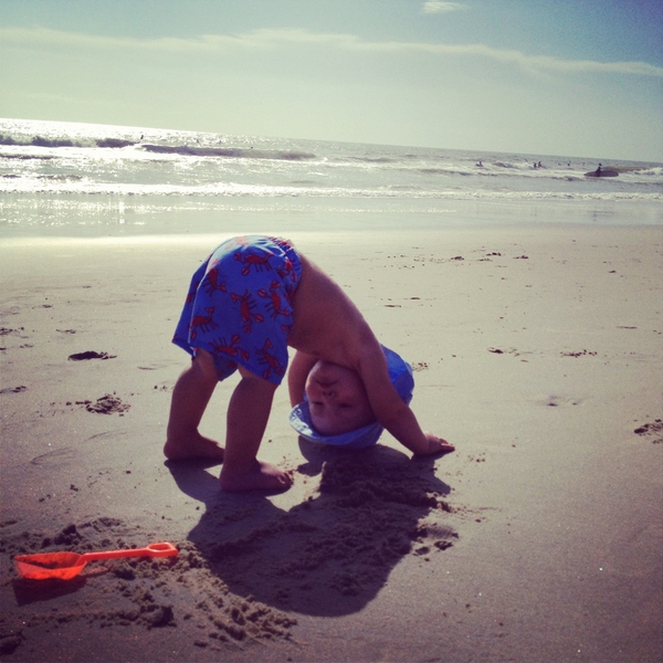 Ngắm khoảnh khắc cực đáng yêu của bé trên bãi biển 21