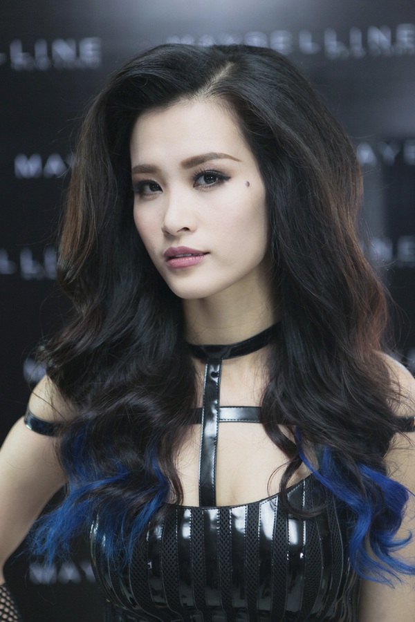 Đ&ocirc;ng Nhi gợi cảm trong MV 
