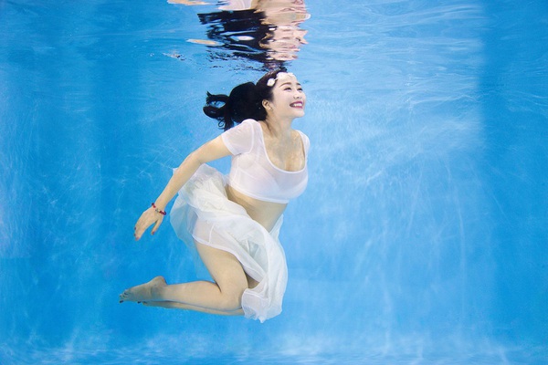 "Bà bầu" Ốc Thanh Vân diện bikini khiêu vũ dưới nước 1