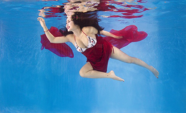 "Bà bầu" Ốc Thanh Vân diện bikini khiêu vũ dưới nước 11
