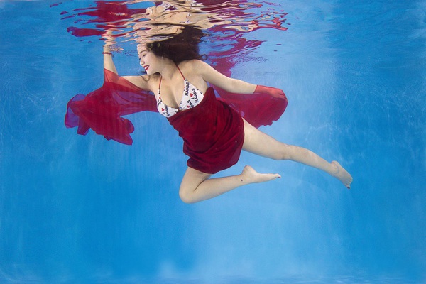 "Bà bầu" Ốc Thanh Vân diện bikini khiêu vũ dưới nước 12