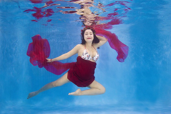 "Bà bầu" Ốc Thanh Vân diện bikini khiêu vũ dưới nước 14