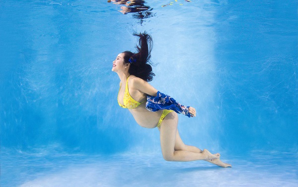 "Bà bầu" Ốc Thanh Vân diện bikini khiêu vũ dưới nước 16