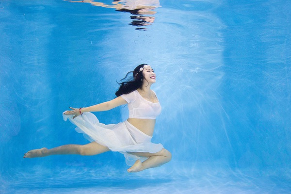 "Bà bầu" Ốc Thanh Vân diện bikini khiêu vũ dưới nước 2