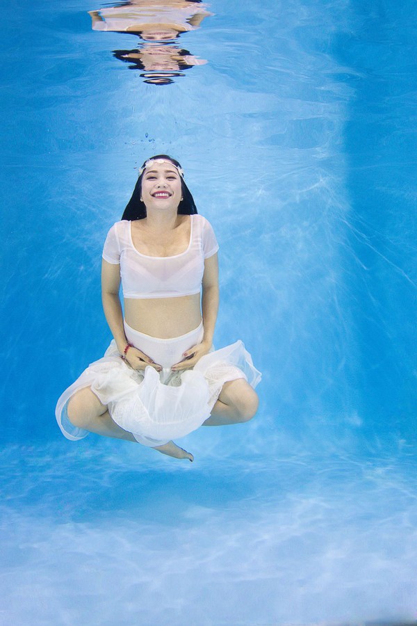 "Bà bầu" Ốc Thanh Vân diện bikini khiêu vũ dưới nước 3