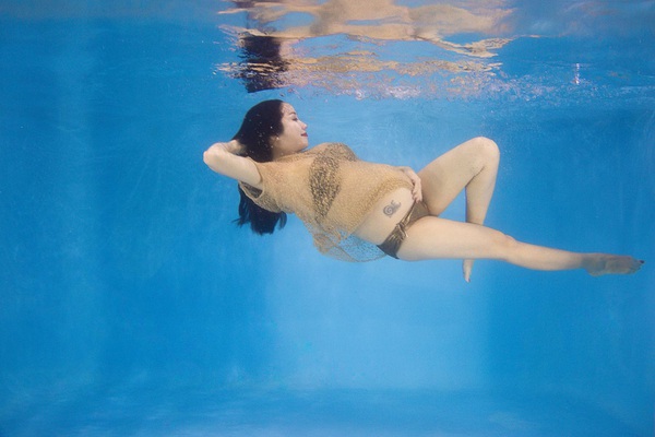 "Bà bầu" Ốc Thanh Vân diện bikini khiêu vũ dưới nước 6