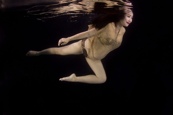 "Bà bầu" Ốc Thanh Vân diện bikini khiêu vũ dưới nước 7
