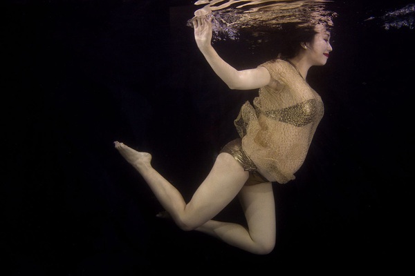 "Bà bầu" Ốc Thanh Vân diện bikini khiêu vũ dưới nước 8