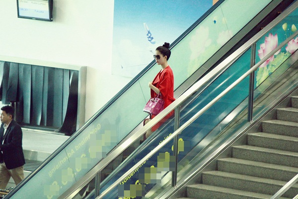 Ngọc Trinh đỏ rực nổi bật tại sân bay Tân Sơn Nhất 1