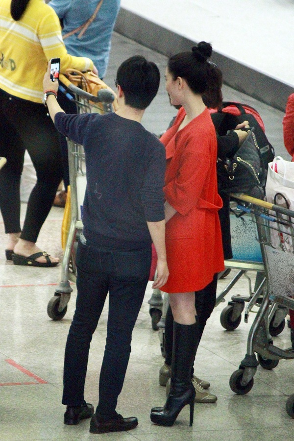 Ngọc Trinh đỏ rực nổi bật tại sân bay Tân Sơn Nhất 6