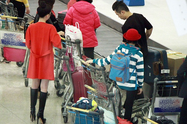 Ngọc Trinh đỏ rực nổi bật tại sân bay Tân Sơn Nhất 7