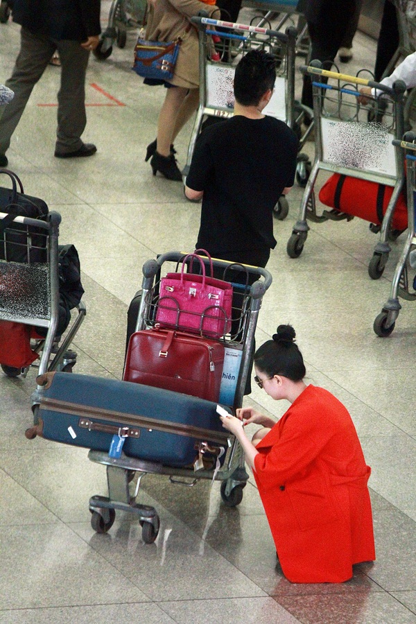 Ngọc Trinh đỏ rực nổi bật tại sân bay Tân Sơn Nhất 8