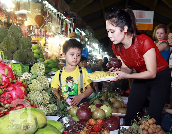 Mẹ con Thanh Thúy gây chú ý khi đi dạo chợ Bến Thành 3
