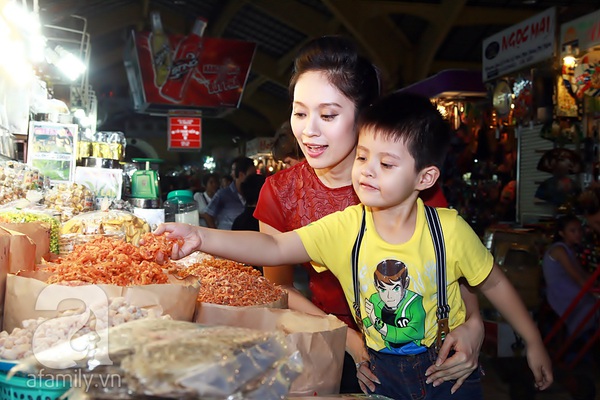 Mẹ con Thanh Thúy gây chú ý khi đi dạo chợ Bến Thành 4