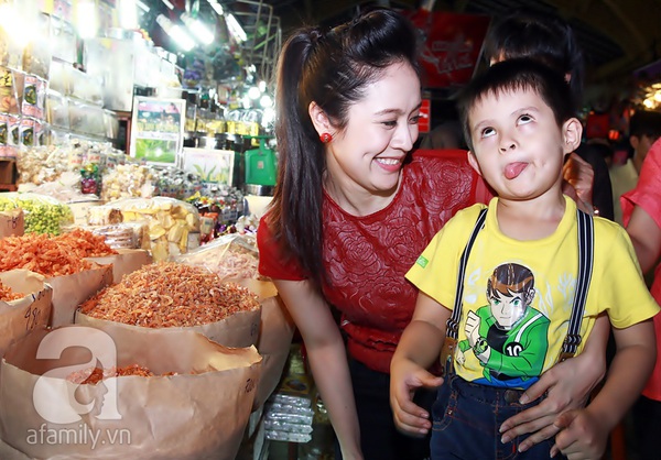 Mẹ con Thanh Thúy gây chú ý khi đi dạo chợ Bến Thành 5