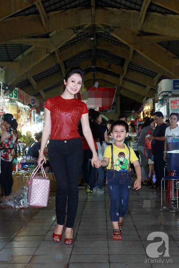Mẹ con Thanh Thúy gây chú ý khi đi dạo chợ Bến Thành 1