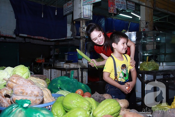Mẹ con Thanh Thúy gây chú ý khi đi dạo chợ Bến Thành 7