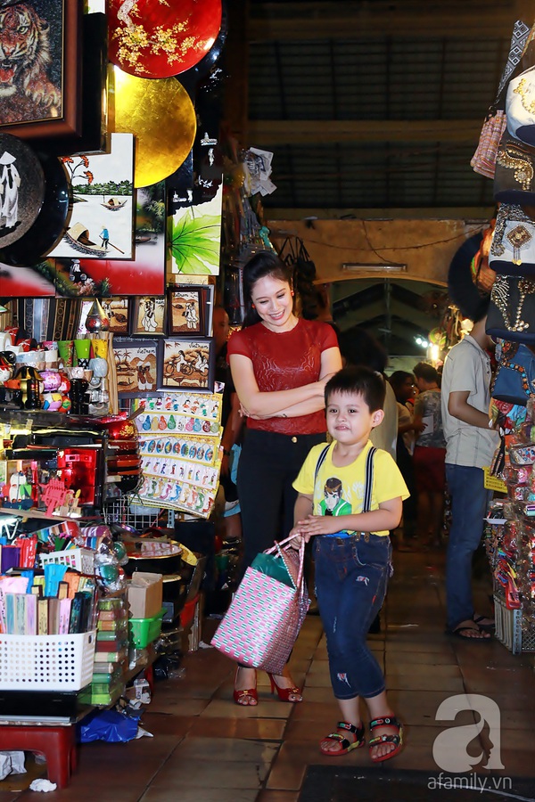 Mẹ con Thanh Thúy gây chú ý khi đi dạo chợ Bến Thành 11