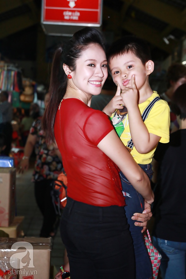 Mẹ con Thanh Thúy gây chú ý khi đi dạo chợ Bến Thành 2