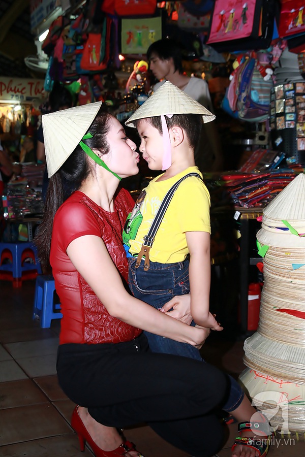 Mẹ con Thanh Thúy gây chú ý khi đi dạo chợ Bến Thành 10