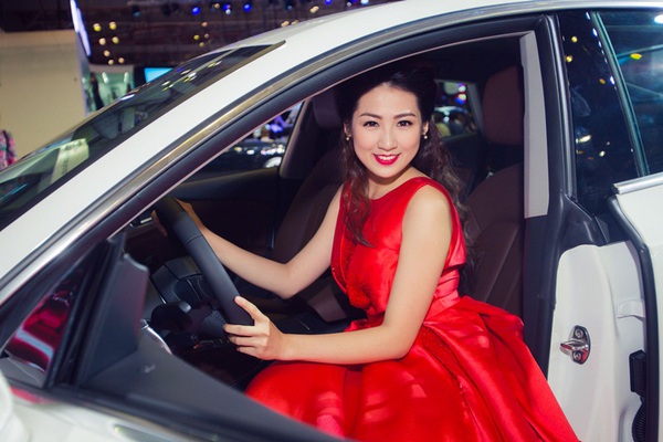 Trương Ngọc Ánh tay trong tay bên Trương Ngọc Ánh tay trong tay bên