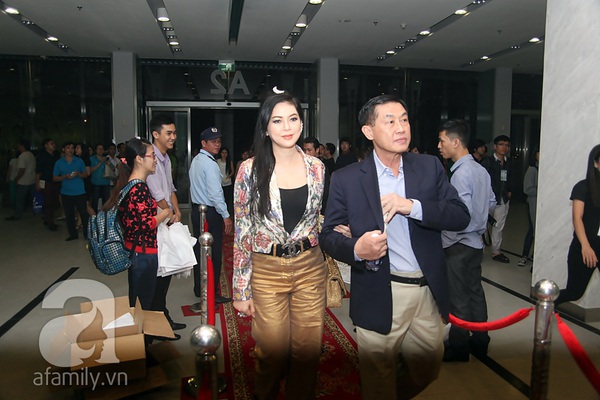 Bố mẹ chồng H&agrave; Tăng tay trong tay đầy t&igrave;nh cảm 2